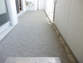 クリーニング前のバルコニー