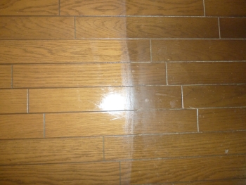 剥離施工中のフローリング